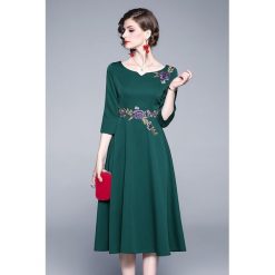 Sukienka w kolorze ciemnozielonym. Zielone sukienki damskie Kaimilan, bez wzorów, bez kołnierzyka, bez rękawów, midi, rozkloszowane. W wyprzedaży za 187,95 zł.