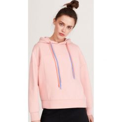 Bluza z nadrukiem na plecach - Różowy. Różowe bluzy damskie Reserved, s, z nadrukiem, bez rękawów, bez kaptura. W wyprzedaży za 49,99 zł.