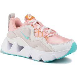 Buty NIKE - Ryz 365 BQ4153 600 Coral Stardust/Aurora Green. Różowe półbuty damskie Nike, bez wzorów, z zamszu, bez obcasa, na płaskiej podeszwie, bez zapięcia. W wyprzedaży za 359,00 zł.