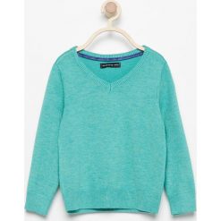 Sweter z dekoltem w serek - Turkusowy. Niebieskie swetry chłopięce marki Reserved, l, z dekoltem w serek. Za 159,99 zł.