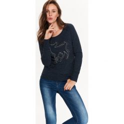 BLUZA DAMSKA Z RĘCZNIE WYKONANĄ APLIKACJĄ. Czarne bluzy damskie marki Top Secret, na zimę, z aplikacjami, z dzianiny. W wyprzedaży za 49,99 zł.