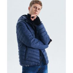 Pikowana kurtka z kapturem - Niebieski. Niebieskie kurtki męskie Cropp, s, bez wzorów, z kapturem. W wyprzedaży za 89,99 zł.