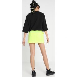 Fenty PUMA by Rihanna BOARD SKIRT Spódnica trapezowa safety yellow. Żółte spódniczki damskie marki Fenty PUMA by Rihanna, xs, bez wzorów, z elastanu, mini, trapezowe. Za 719,00 zł.