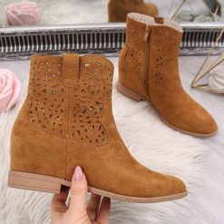 Kowbojki damskie na koturnie ażurowe camel Jezzi - camel. Brązowe botki damskie Jezzi, bez obcasa, na koturnie, bez zapięcia. Za 139,99 zł.