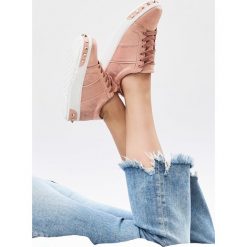 Różowe Sneakersy Amor De Mi Vida. Różowe buty sportowe damskie vices. Za 39,99 zł.