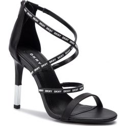 Sandały DKNY - Limmi K1933330 Black/White. Czarne klapki damskie DKNY, bez wzorów, ze skóry ekologicznej, bez obcasa, na obcasie. Za 599,00 zł.
