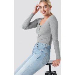 NA-KD Top w prążki Henley - Grey. Szare topy damskie NA-KD, bez wzorów, z okrągłym kołnierzem. Za 100,95 zł.