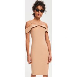 Sukienka cold shoulders - Brązowy. Pomarańczowe sukienki damskie Reserved, s, bez wzorów, bez kołnierzyka, bez rękawów. Za 89,99 zł.