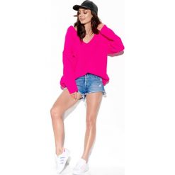 Sweter z dużym dekoltem v ostry róż. Różowe swetry damskie Lemoniade, uniwersalny, bez wzorów, z jeansu, z krótkim rękawem, krótkie, bez kaptura. Za 169,90 zł.