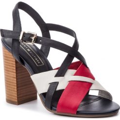 Sandały TOMMY HILFIGER - Interwoven Pattern Heeled Sandal FW0FW04053 Rwb 020. Czarne klapki damskie TOMMY HILFIGER, bez wzorów, ze skóry, bez obcasa, na obcasie. W wyprzedaży za 289,00 zł.