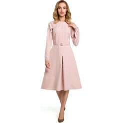 Pudrowa Elegancka Sukienka do Pracy za Kolano z Paskiem. Różowe sukienki damskie Molly.pl, na co dzień, s, bez wzorów, eleganckie, z klasycznym kołnierzykiem, bez rękawów, długie, mini, proste. Za 139,90 zł.