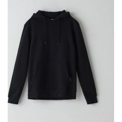 Czarna bluza basic z kapturem - Czarny. Czarne bluzy męskie Cropp, s, bez wzorów, z kapturem, bez rękawów, z kapturem. Za 79,99 zł.