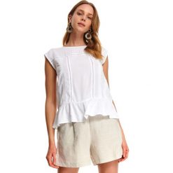 Bluzka bez rękawów z baskinką. Białe bluzki damskie Top Secret, w koronkowe wzory, z koronki, eleganckie, z okrągłym kołnierzem, bez rękawów. W wyprzedaży za 69,99 zł.