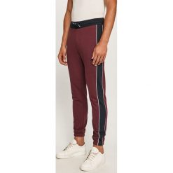 Armani Exchange - Spodnie. Fioletowe spodnie męskie Armani Exchange, na co dzień, s, bez wzorów, z bawełny. Za 589,90 zł.