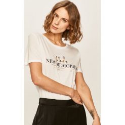 Answear - T-shirt. Białe bluzki damskie ANSWEAR, s, z nadrukiem, z bawełny, casualowe, z okrągłym kołnierzem. W wyprzedaży za 49,90 zł.