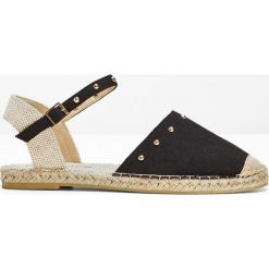 Espadryle z ćwiekami bonprix czarny. Czarne espadryle damskie bonprix, w paski, z okrągłym noskiem, bez obcasa, z paskami. Za 59,99 zł.