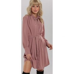 Różowa Sukienka Libourne. Różowe sukienki damskie Renee, na imprezę, s, w paski, z tkaniny, eleganckie, ze stójką, bez rękawów, długie, midi, koszulowe. Za 89,99 zł.