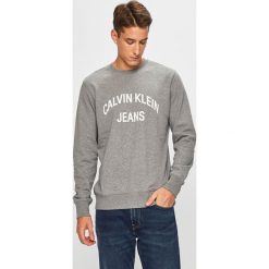 Calvin Klein Jeans - Bluza. Szare bluzy męskie Calvin Klein Jeans, m, z nadrukiem, z bawełny, z okrągłym kołnierzem, bez rękawów, bez kaptura. W wyprzedaży za 199,90 zł.