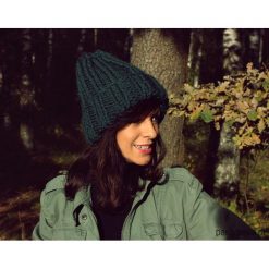 Czapki zimowe damskie: Czapka beanie zieleń handmade z wełną