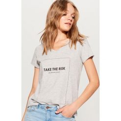 T-shirty damskie: Bawełniana koszulka z napisem - Jasny szar