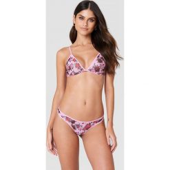 NA-KD Lingerie Wzorzyste majtki - Pink. Różowe majtki damskie marki NA-KD Lingerie, z elastanu. W wyprzedaży za 15,88 zł.