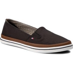Tenisówki TOMMY HILFIGER - Kesha 7D FW0FW01656 Black 990. Czarne półbuty damskie TOMMY HILFIGER, w paski, z gumy, eleganckie, bez obcasa, na płaskiej podeszwie, z paskami. Za 249,00 zł.