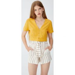 Top z guzikami z przodu. Szare topy damskie Pull&Bear, bez wzorów, bez kołnierzyka, z krótkim rękawem. Za 55,90 zł.