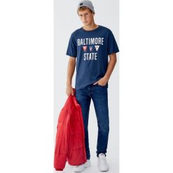 Koszulka w stylu college z flagami. Zielone koszulki męskie Pull&Bear, m, bez wzorów, bez kołnierzyka, z krótkim rękawem, krótkie. Za 49,90 zł.