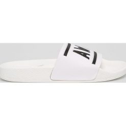 TheWhiteBrand - Klapki. Białe klapki damskie TheWhiteBrand, bez wzorów, z gumy, bez obcasa, na obcasie. W wyprzedaży za 79,90 zł.