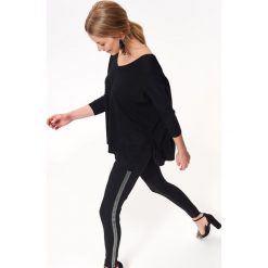 LEGGINSY Z BŁYSZCZĄCYM LAMPASEM. Czarne legginsy damskie marki Top Secret, s, z dzianiny. W wyprzedaży za 59,99 zł.