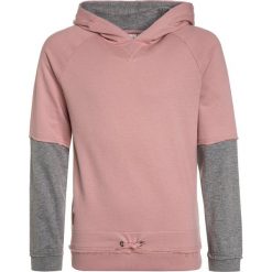 Name it NKMDYLAN HOOD Bluza z kapturem zephyr. Różowe bluzy męskie Name it, z bawełny, z kapturem. Za 129,00 zł.