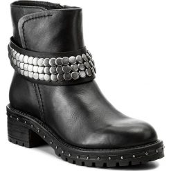 Botki BRONX - 46953-A BX 1417 Black/Silver 187. Czarne botki damskie na obcasie marki Bronx, z materiału. W wyprzedaży za 309,00 zł.