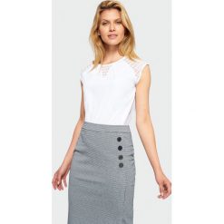 Elegancka bluzka z koronką. Bluzki damskie Greenpoint, w koronkowe wzory, z poliesteru, eleganckie, bez kołnierzyka, bez rękawów. Za 89,99 zł.