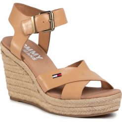 Espadryle TOMMY JEANS - Natural Wedge Sandal EN0EN00912 Dusty Bronze GQE. Brązowe espadryle damskie Tommy Jeans, bez wzorów, z jeansu, bez obcasa, na obcasie. W wyprzedaży za 269,00 zł.