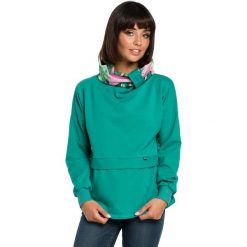 Bluza z wysokim kołnierzem we wzor - zielona. Zielone bluzy damskie BE, z elastanu, bez kaptura. W wyprzedaży za 169,00 zł.