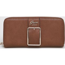 Guess Jeans - Portfel Caroline. Brązowe portfele damskie Guess Jeans, z aplikacjami, z jeansu. Za 279,90 zł.