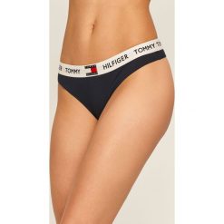 Tommy Hilfiger - Stringi. Niebieskie majtki damskie TOMMY HILFIGER, s, z elastanu. W wyprzedaży za 69,90 zł.