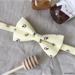 Bzzt. Mucha w pszczoły i plastry miodu. Szare muszki męskie marki Pakamera, bez wzorów, eleganckie. Za 69,00 zł.