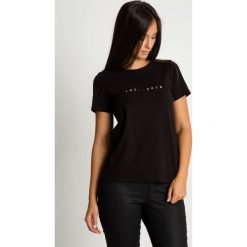Czarny t-shirt z nadrukiem z okazji 100 rocznicy odzyskania niepodległości RABARBAR. Czarne t-shirty damskie RABARBAR, uniwersalny, z nadrukiem, klasyczne, z klasycznym kołnierzykiem. W wyprzedaży za 48,00 zł.