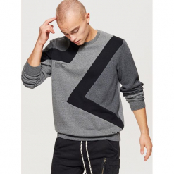 Bluza w geometryczne wzory - Czarny. Czarne bejsbolówki męskie Cropp, l, w geometryczne wzory. Za 99,99 zł.