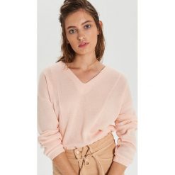 Bluza z dekoltem - Różowy. Różowe bluzy damskie Cropp, s, bez wzorów, bez rękawów, bez kaptura. Za 59,99 zł.