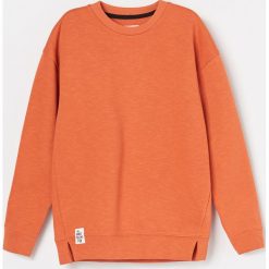 Gładka bluza z miękkiej dzianiny - Pomarańczowy. Pomarańczowe bluzy męskie Reserved, m, bez wzorów, z dzianiny, bez kołnierzyka, bez rękawów, bez kaptura. Za 39,99 zł.