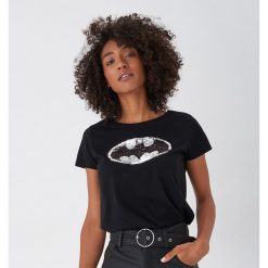 T-shirt z cekinową aplikacją Batman - Czarny. Czarne t-shirty damskie House, s, z aplikacjami, bez kołnierzyka. Za 49,99 zł.
