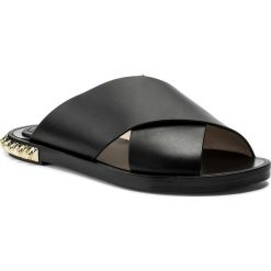 Klapki STUART WEITZMAN - Rockrose XL17450 Black Arizona. Czarne klapki damskie marki Stuart Weitzman, z aplikacjami, ze skóry, bez obcasa, na obcasie. W wyprzedaży za 1109,00 zł.