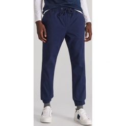 Spodnie jogger - Granatowy. Niebieskie spodnie męskie Reserved, m, bez wzorów. Za 129,99 zł.