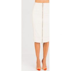 SPÓDNICA ELISABETTA FRANCHI. Białe spódniczki damskie midi, dopasowane. Za 814,50 zł.