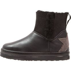 Unisa FIS Botki river black/siberia black. Czarne botki damskie skórzane marki Unisa. W wyprzedaży za 321,30 zł.