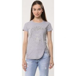 Szary T-shirt Win Bet. Szare t-shirty damskie Born2be, s, z aplikacjami, z dzianiny, z okrągłym kołnierzem. Za 39,99 zł.