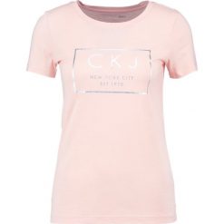 Bluzki, topy, tuniki: Calvin Klein Jeans TAMAR Tshirt z nadrukiem peachy keen