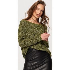 Swetry klasyczne damskie: Sweter z dekoltem z tyłu – Żółty